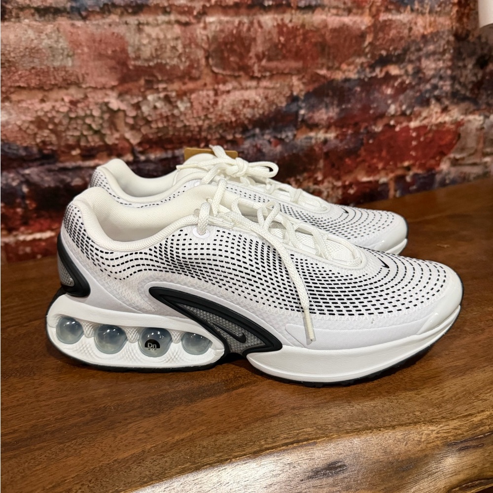 New NIKE White and Black Air Sneakers Size 10.5